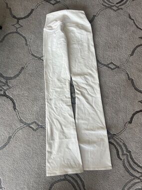 ALO yoga leggings size small. Color cream.